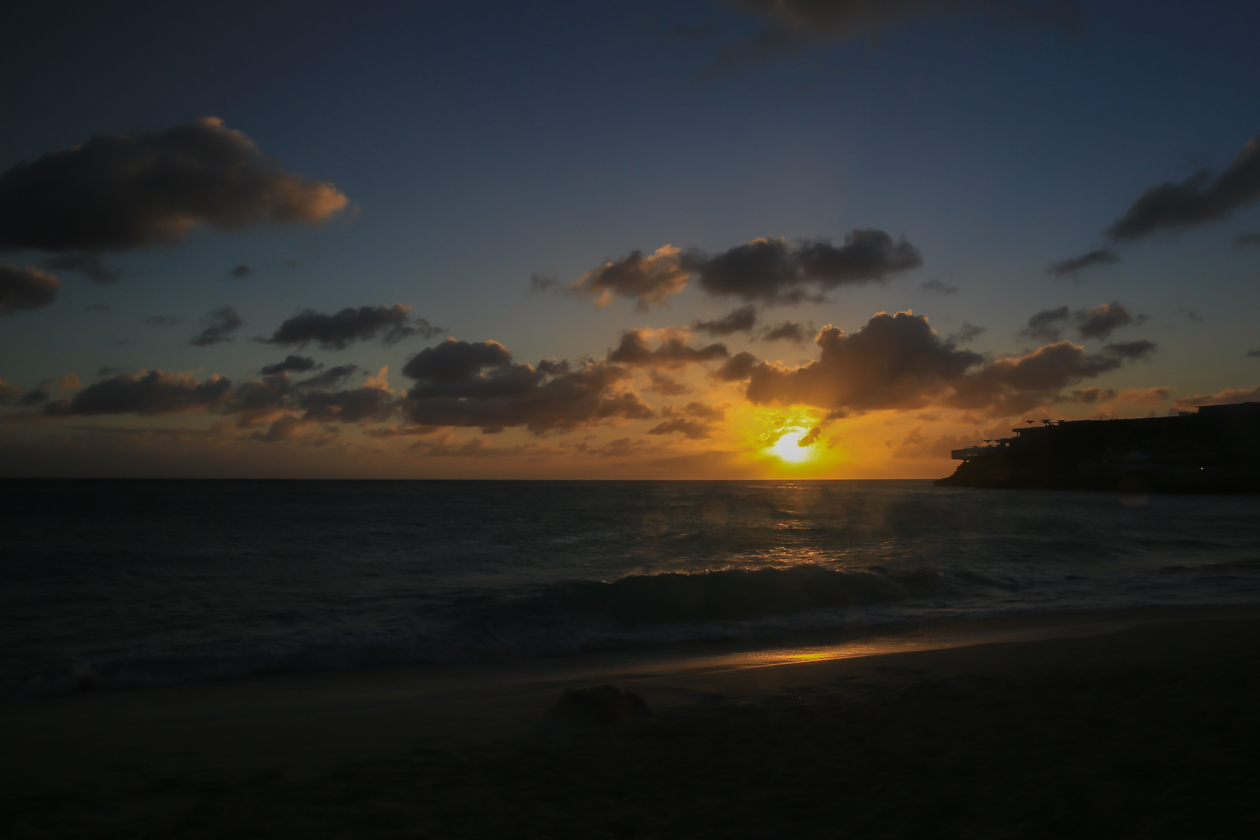 sintmaarten-zonsondergang-boven-maho-beach