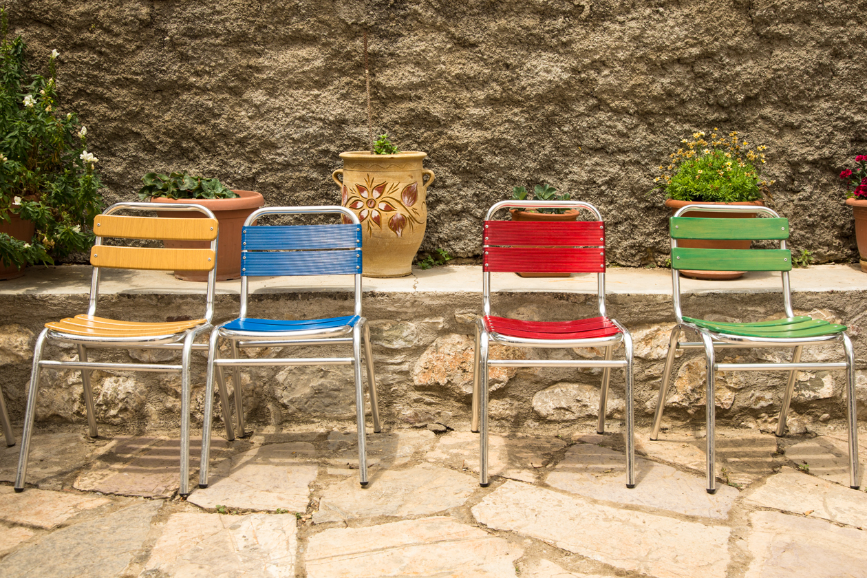 rhodos-kleurrijke-stoeltjes