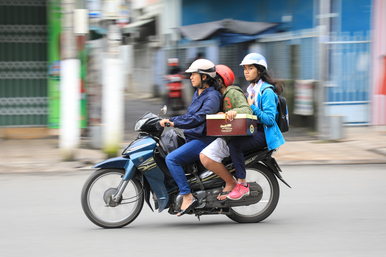 vietnam-3-dames-op-scooter