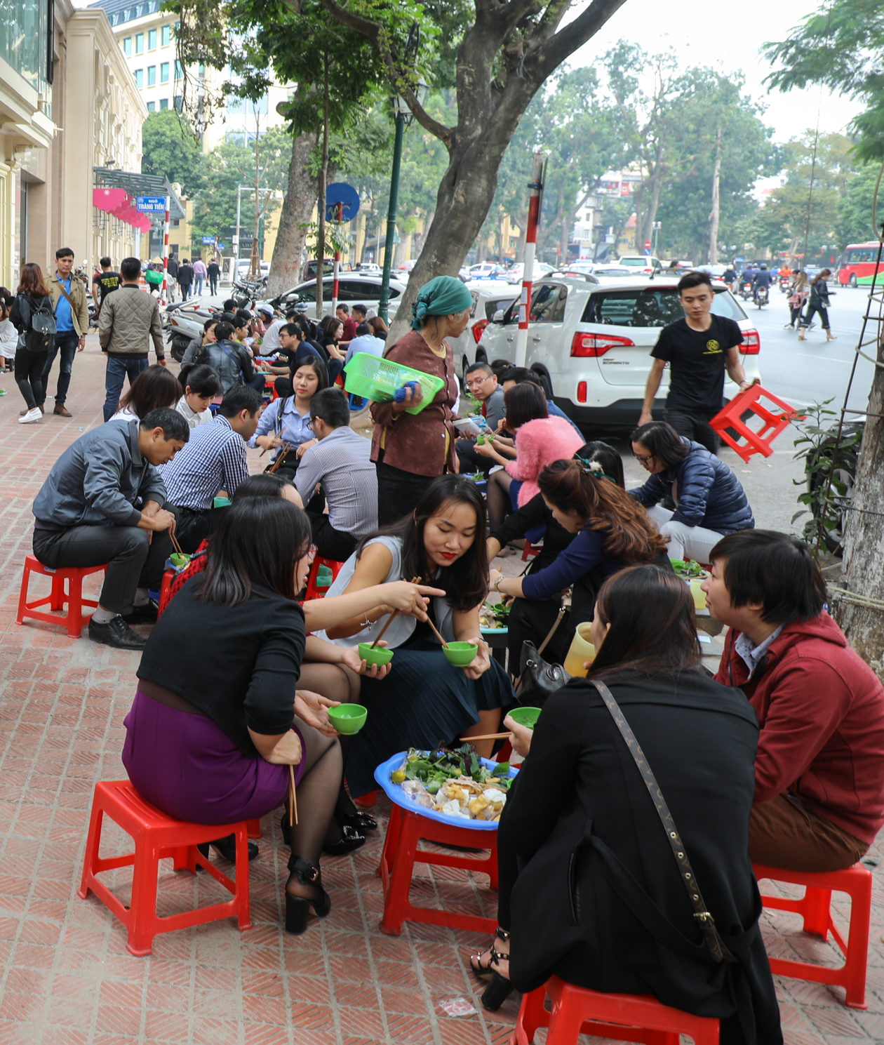 vietnam-hanoi-eten-op-straat