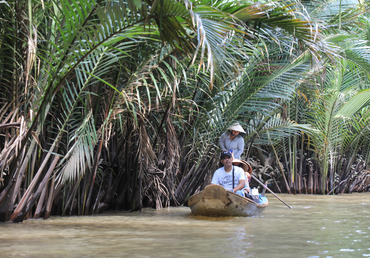 vietnam-mekong-delta-sampan