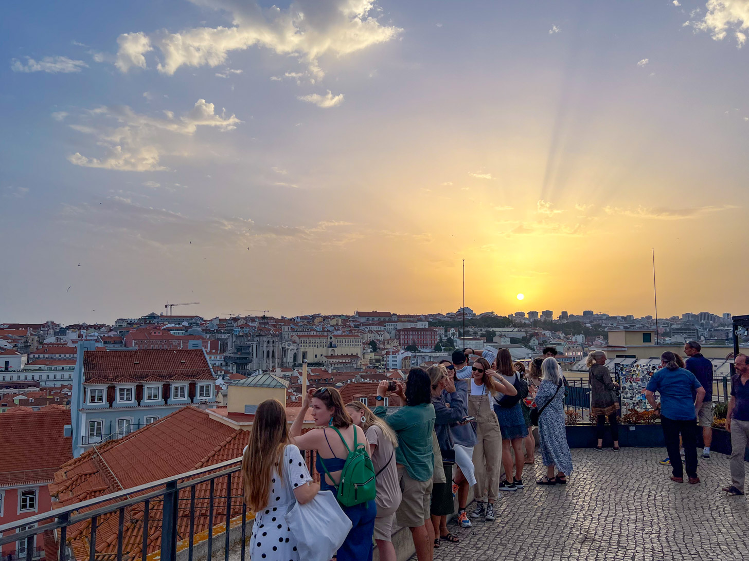 Zonsondergang boven Lissabon.