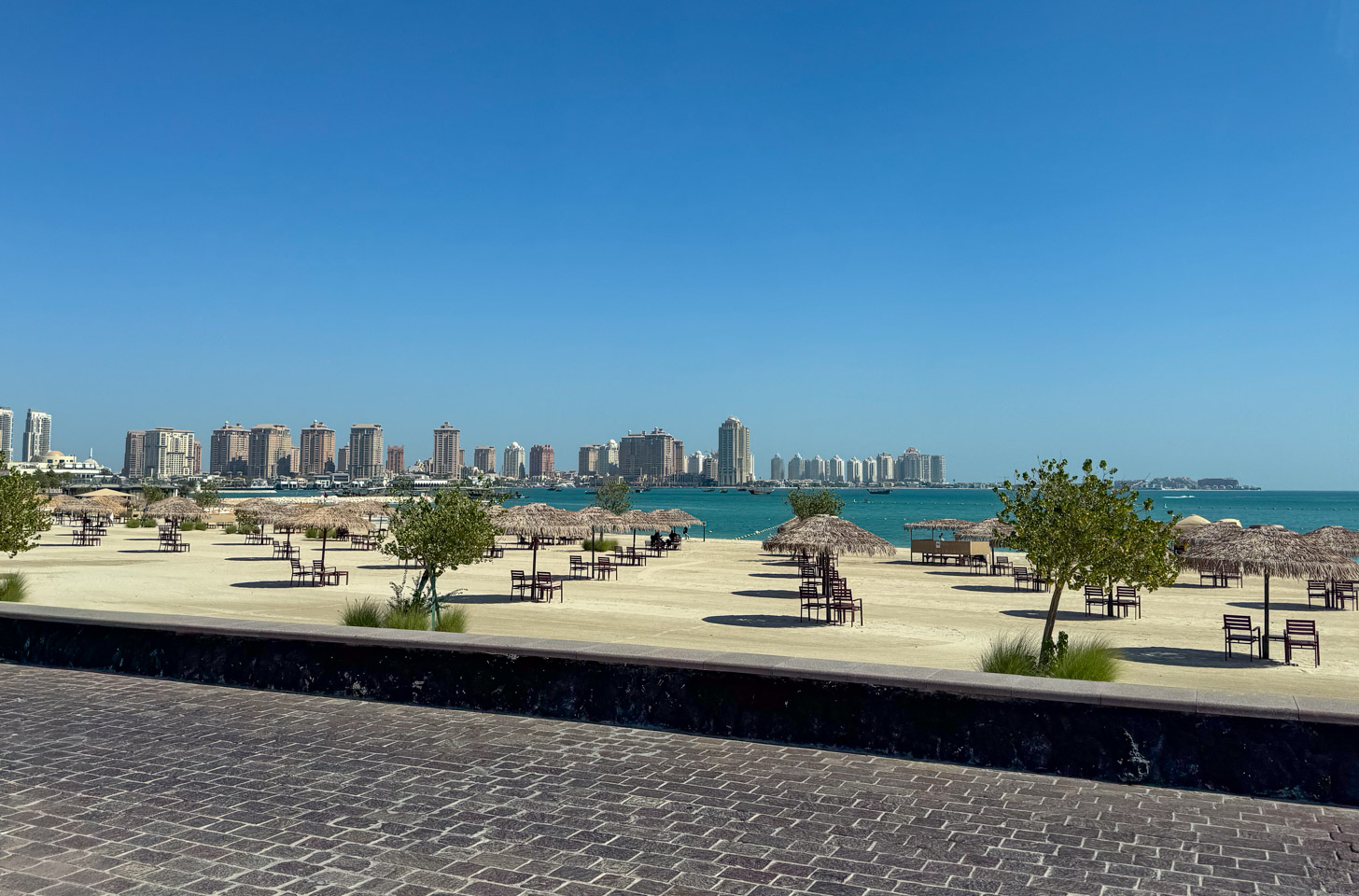 strand en wolkenkrabbers